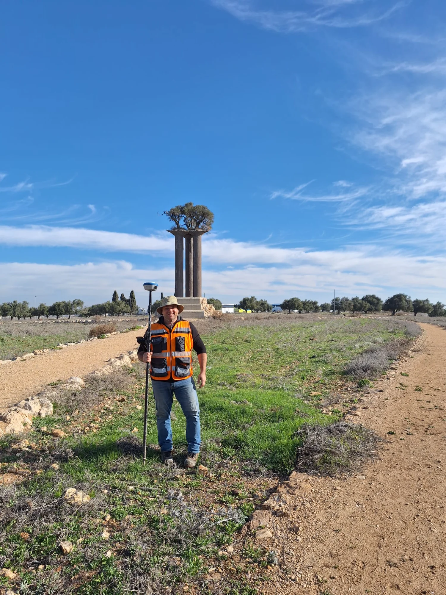 מאיר ברדה עם ציוד GPS בשטח