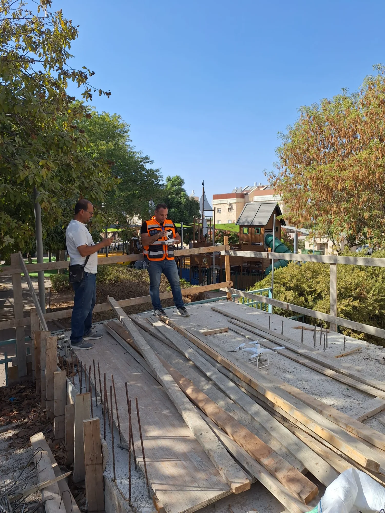 עבודת מדידה באתר